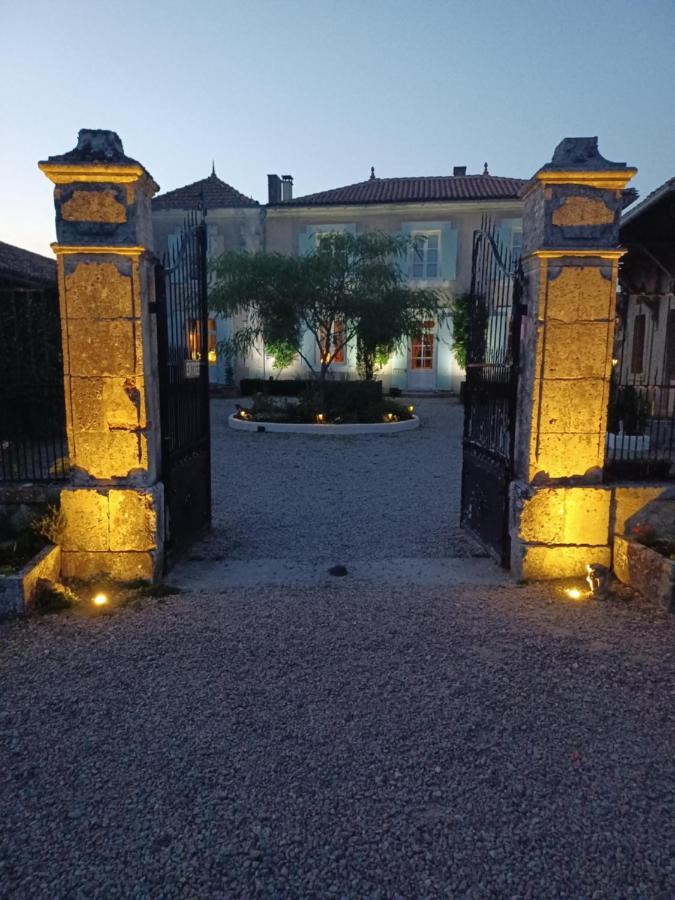 La Grange Terrou Guest House Saint-Germain-de-Confolens Exterior photo