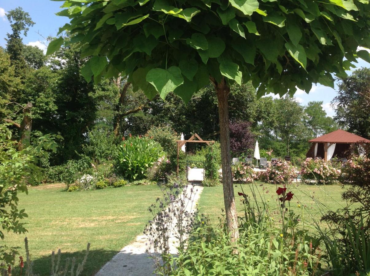 La Grange Terrou Guest House Saint-Germain-de-Confolens Exterior photo